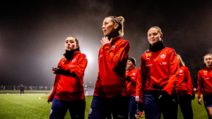 Seger mot seriekonkurrent i årspremiären